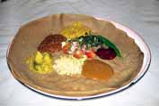 Injera - tradin etiopsk jdlo. Jedn se o nakyslou placku, kter je doplnna ruznmi masovmi i zeleninovmi omkami. Etiopie.
