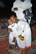 Dvky v kostele bhem Timkatu. Lalibela. Sever, Etiopie.