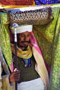 Vysok knz pedstavujc Archu mluvy v proces bhem Timkatu. Lalibela. Sever,  Etiopie.