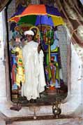 Knz ve svm chrmu na jezee Tana. Ukazuje svat pedmty. Etiopie.