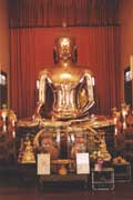Zlat Budha v chrmu Sukhothai Traimit. Bangkok. Thajsko.