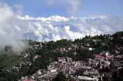 Darjeeling a pohled na Himalajsk masiv. Indie.