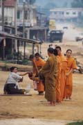 Ran nabzen jidla mnichm ve mst Phonsavan. Laos.