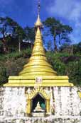 Mal stupa na cest k posvtn stup v Kyaiktiyo. Myanmar (Barma).