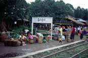 eleznin ndra. Vichni ekaj na vlak. Nechtj nikam jen, jen chtj prodvat zbo pekupnkm, kte vlak vyuvaj k peven zbo. Oblast okolo vesnice Kalaw.  Myanmar (Barma).
