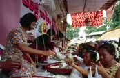 Prodejci sladkost na "Nat" festivalu. Myanmar (Barma).