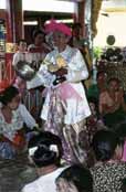 ena pedstavuje medium, kter v tranzu odpovd na otzky. "Nat" festival. Myanmar (Barma).
