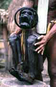 300 let star mumie ve vesnici Jiwika. Papua, Indonsie.