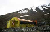 Horsk chata Barghah-e-Sevvom ve vce 4150 metr. Mt Damavand. rn.