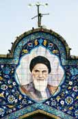 Ajatolh Khomeini na budov trnice ve mst Shiraz. rn.