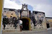 Brna v opevnn Puerta de Tierra. Msto Campeche. Mexiko.