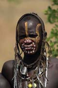 Mu z kmene Mursi. Etiopie.