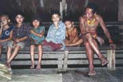 Mentawajsk rodina. Ostrov Siberut. Sumatra,  Indonsie.