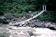 Pechod Baliemsk eky po vldnm most blzko vesnice Wamerek. Indonsie.