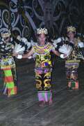Tradin dayack tanec. Vesnice Long Ampung. Kalimantan,  Indonsie.