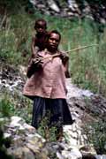 Domorodkyn z kmene Dani nesouc mal dt. Papua, Indonsie.