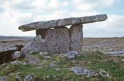 Menhir Poulnabrone. Je star 5800 let. Irsko.
