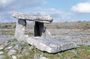 Menhir Poulnabrone. Je star 5800 let. Irsko.