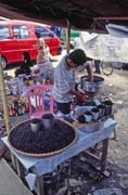 Prodej estv praen kv na velkm tdennm trhu ve mst Rantepao, oblast Tana Toraja. Sulawesi, Indonsie.