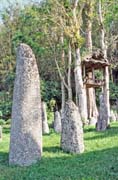 Menhiry maj pedstavovat nhrobky tch nejstarch pslunku etnika Torad, kte byli v oblasti Tana Toraja pohbeni. Indonsie.