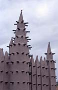 Minarety hlinn meity postaven v sahelskm stylu. Mal vesnice u msta Mopti. Mali.