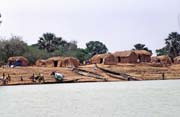 Tradin vesnice okolo eky Niger. Mali.