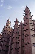 Minarety meity postaven v sahelskm stylu. Mal vesnice u msta Mopti. Mali.