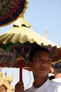 Oslava pijmn novch mnich do kltera, Shwedagon Paya, Yangon. Myanmar (Barma).