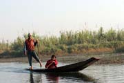 Tradin pdlovn nohou. Mu z kmene Intha na lodi stoj a pomh si nohou. Jezero Inle. Myanmar (Barma).