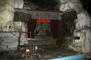 Jeskyn, kde ije nkolik mnich. Vesnice kolem jezera Inle. Myanmar (Barma).