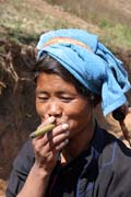 ena z horskho kmenu Pa-O kou cheroot - tradin Barmskou cigaretu. Vesnice kolem jezera Inle. Myanmar (Barma).