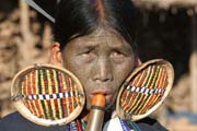 ena z etnika Makan Chin, vesnice Mindat, provincie Chin. eny si zde tradin zdob obliej tetovnm. Rzn etnika pouvaj rzn vzory tetovn. Myanmar (Barma).