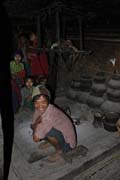 V tradinm dom lid Chin. Vesnice Kyartho, provincie Chin. Myanmar (Barma).