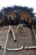 Animistick fetie chrn obyvatele domu proti zlm duchm, etnikum Somba. Oblast Boukoumb. Benin.