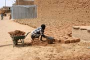 Vroba tradinch neplench cihel z kterch se zde stav vetina dom. Msto Agadez. Niger.