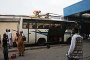 Jedno z hlavnch autobusovch ndra, Douala. Kamerun.