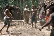 Tradin tance v Pygmejsk vesnici na ece Lobe. Kamerun.