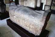 Jeden z mnoha sarkofg v Egyptskm muzeu v Khie. Egypt.