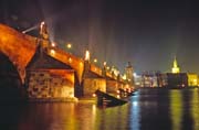 Jednorzov nasvcen Karlv most bhem tzv. Orange day, Praha. esk republika.