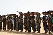 Mui z koovnho etnika Wodaab (nazvni t Bororo) tan svj tanec krsy nazvan Yaake na sv slavnosti Gerewol. Niger.