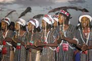 Mui z koovnho etnika Wodaab (nazvni t Bororo) tan svj tanec krsy nazvan Yaake na sv slavnosti Gerewol. Niger.