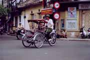 Rika v ulicch star Hanoie. Vietnam.