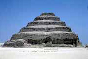 Zoserova stupovit pyramida v Sakkae. Egypt.