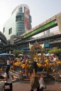 Chrm Erawan (San Phra Phrom) je uprosted modernho centra, Bangkok. Thajsko.