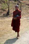 Buddhistick mnich na sv pouti, Mrauk U. Myanmar (Barma).