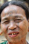 ena z etnika Chin, okol Mrauk U. Myanmar (Barma).