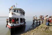 Vldn ferry jezdc na trase Sittwe - Mrauk U. Myanmar (Barma).