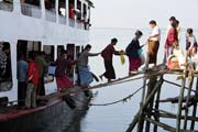 Nastupovn po zkm prkn nen dn med. Vldn ferry jezdc na trase Sittwe - Mrauk U. Myanmar (Barma).