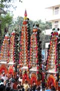 Thaipooya Mahotsavam Festival a ambalakkavadi - vysok a bohat dekorovan model chrmu, kte nesou na ramenou mui a tan s nm. Chrm Sree Maheswara Temple v Koorkancheri ve mst Thrissur, Kerala. Indie.