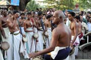 Pakalpooram pokrauje na ulici Durban Hall Rd, Ernakulam Shiva Temple Festival (Ernakulathappan Uthsavam). Ernakulam, Kerala. Indie.